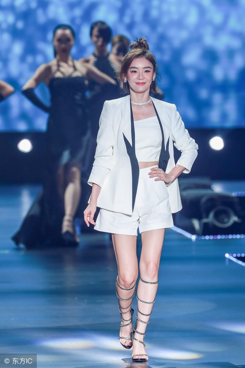 袁姗姗脚踩12cm细针跟现身，脚尖脚背都垂成一条直线了