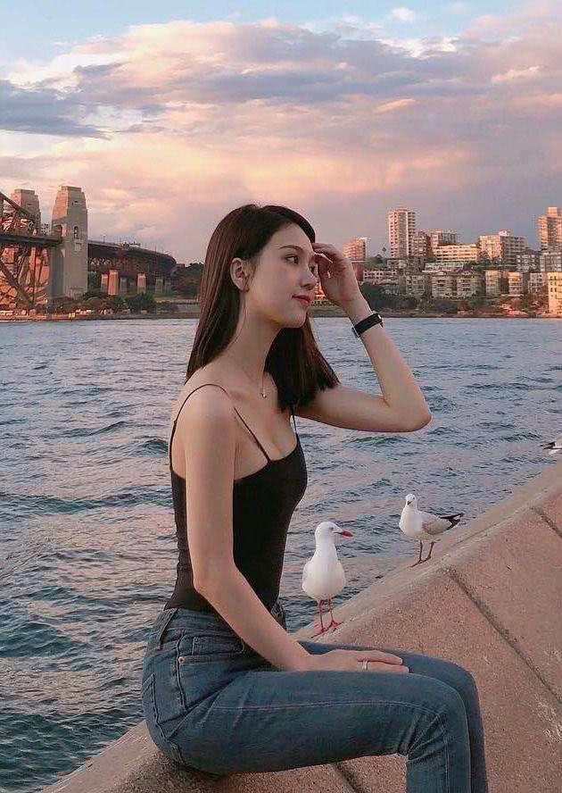 紧身裤上身优雅一点都不显臃肿,时尚又好看打造优雅女神范