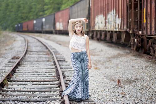 为什么普通列车轨道铺碎石，而高铁轨道却不用？