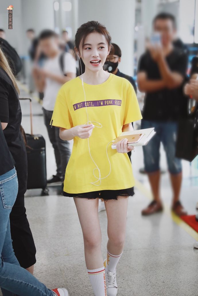 《芸汐传》鞠婧祎穿黄色T恤配短裤现身机场 不愧为四千年一遇美女