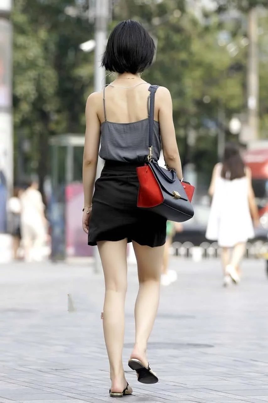 气质小姐姐火辣穿着大秀好身材，丰腴的身材