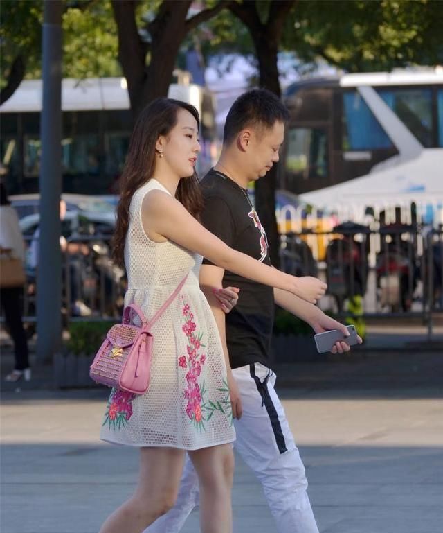 \＂i10\＂: \＂街拍穿搭：不要那么相信回忆，里面的那个人，不一定会怀念你！\＂连衣裙搭配高跟鞋，让你的气质真的不一样，不信试一下看看