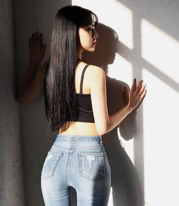 美女@呈现出女神的甜美感！，阳光朝气的牛仔裤美女