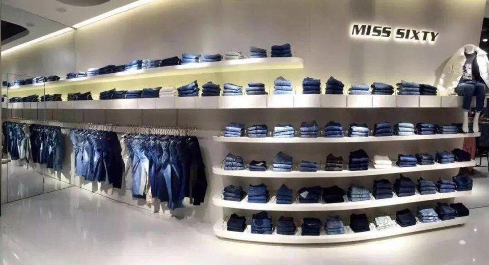 她在衰落之时被温州大佬收购，如今竟然位居女装品牌前列?牛逼!