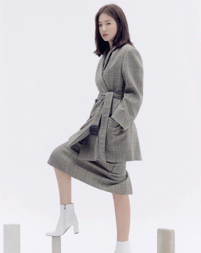 「 款式是比较简单」前后判若两人,穿中毒黑丝的腿绝了!,有一种“整容”叫宋慧乔离婚