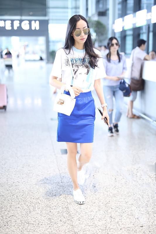 韩雪不得了，这么紧的裙子都能穿得下，网友：一般人做不到