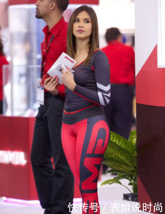 婴儿肥体态的洋妞，紧身装裹出宽垮臀部，水桶腰却毁了她的身型