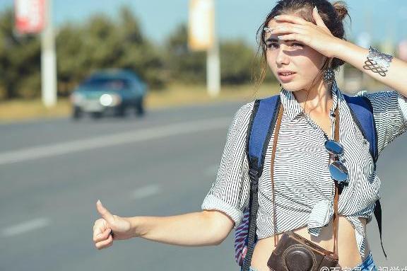 川藏线：背包女在哭泣，为何搭车这么难？老司机说出了原因