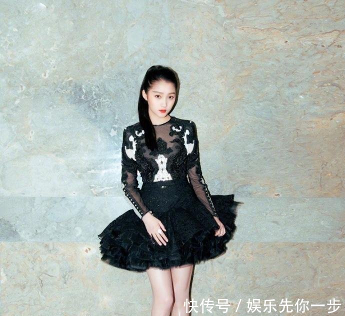 关晓彤跟杨幂撞衫, 网友: “整容脸”和原装脸的气质一目了然