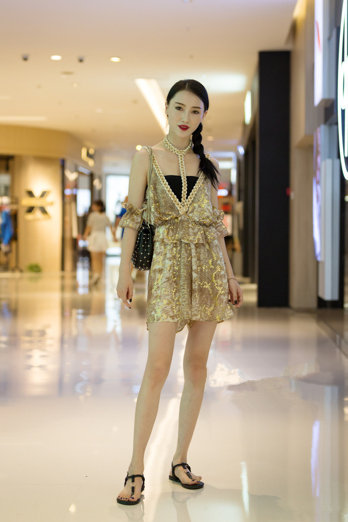 路人街拍：好优雅的长腿小姐姐，时尚的短裙，圆润的香肩