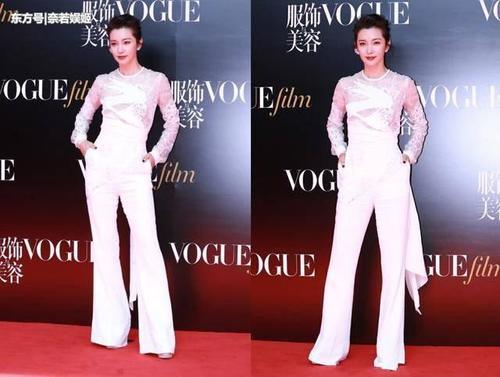 李冰冰穿高跷裤欲秀腿，却被吐槽“腿缝太宽”网友：站好一点吧！