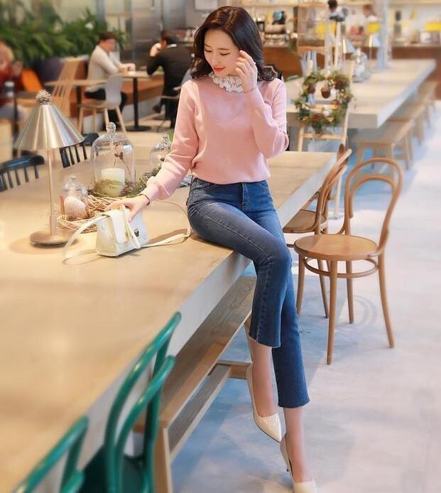 窈窕多姿的牛仔裤美女，身材曲线相当完美，看起来十分“养眼”！