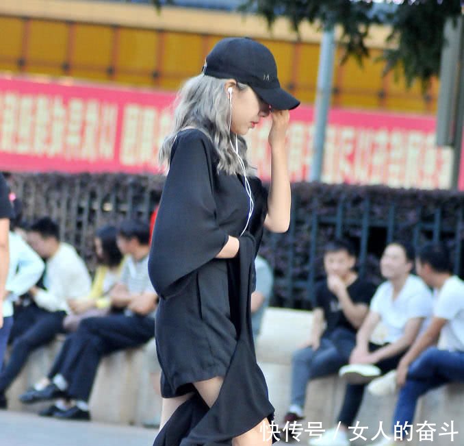 路人街拍小姐姐的吊带长裙很合身,皮肤白皙,唯美不失性感