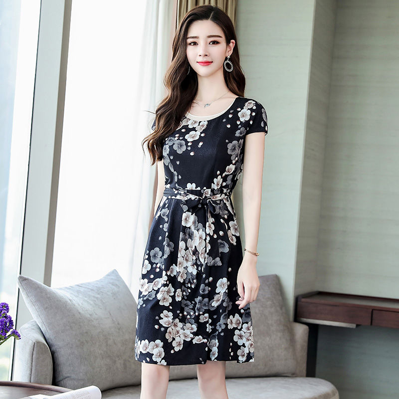 这裙子确实贵，攒了半个月钱买了三件，穿上确实高贵显瘦又嫩美