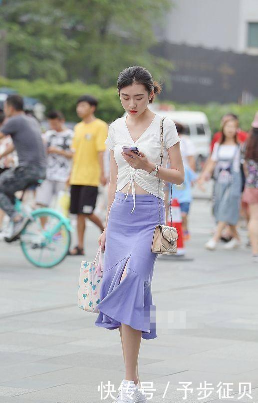 『小姐姐』街拍:小姐姐一袭红裙走到街上,大红色一直都是很神圣的颜色