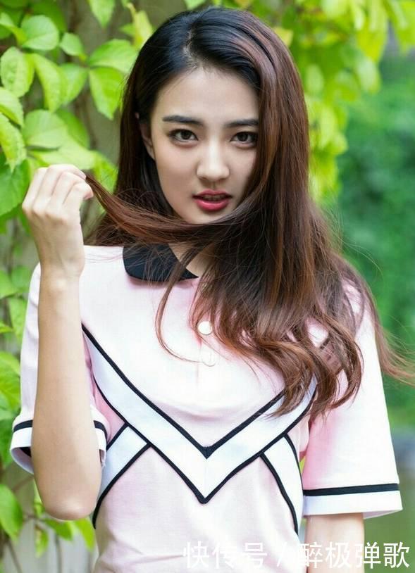 你是什么脸型,就配什么发型和衣服,搭对了美10倍!