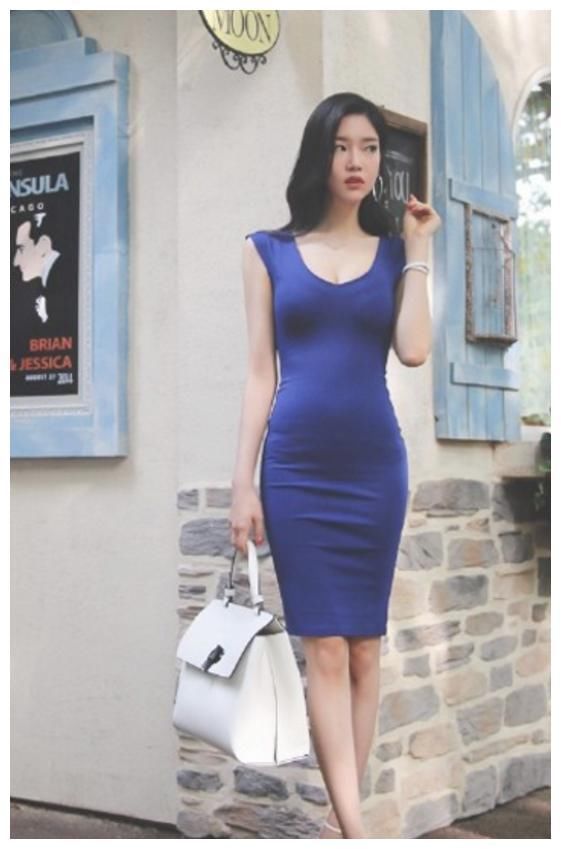 街拍：时尚休闲运动型美女，紧身打底裤勾勒出凹凸有致好身材