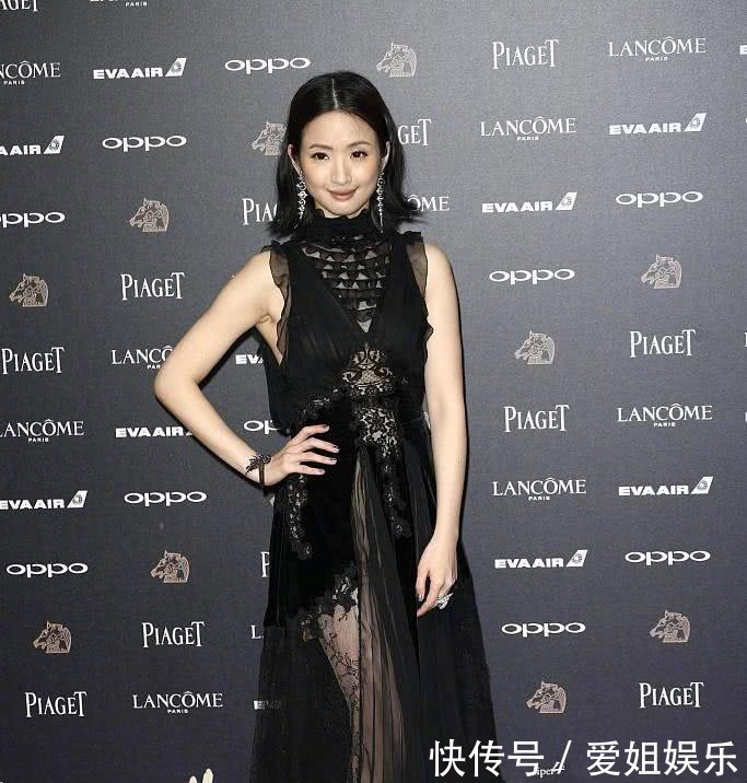 林依晨难得性感一回, 穿抹胸裙现身活动, 显高贵又优雅!