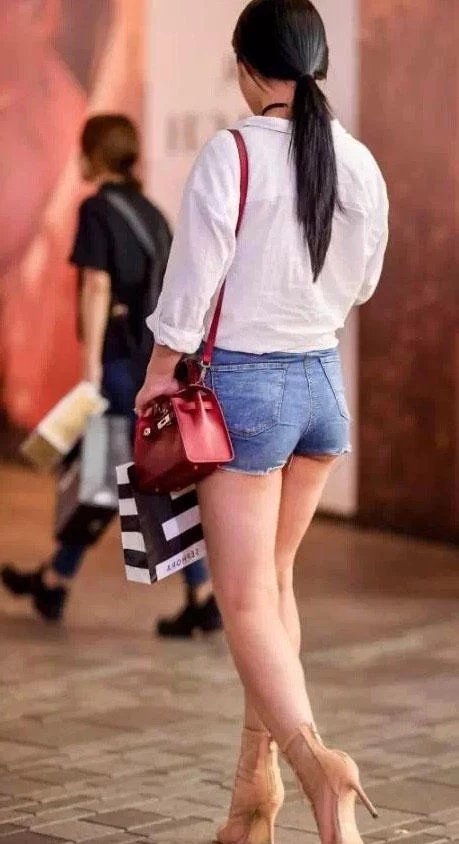 你最爱的白色吊带蓝色牛仔短裤小姐姐，清纯甜美的气质有些魅惑诱