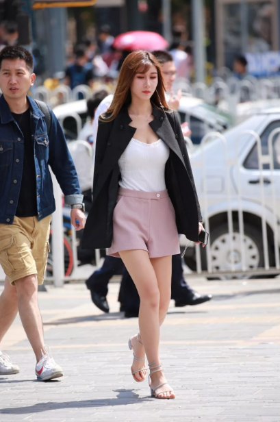 街拍粉色短裤的白皙长腿漂亮小姐姐