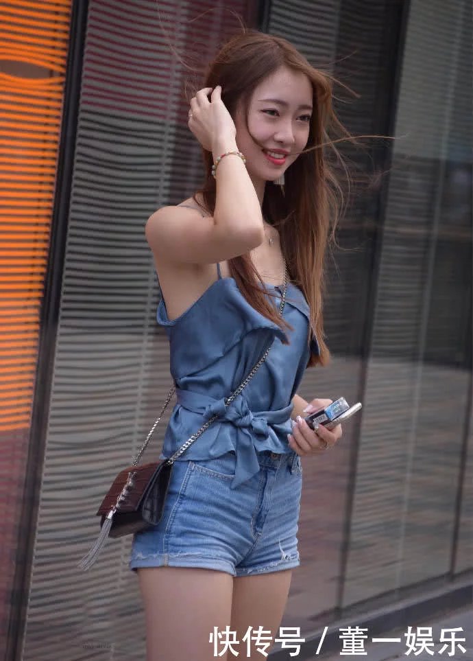 姿色绝佳吊带小美女，闺蜜丰满的身材把她秒杀，皮肤白身材好两位