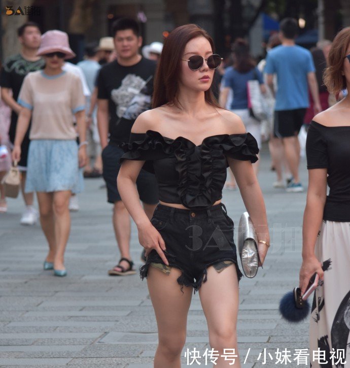 路人街拍，黑色抹胸上衣搭配热裤，展示性感好身材，时尚有魅力！