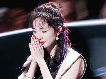 杨幂baby撞上彩色辫子，同为时尚辣妈，气质差别咋这么大？