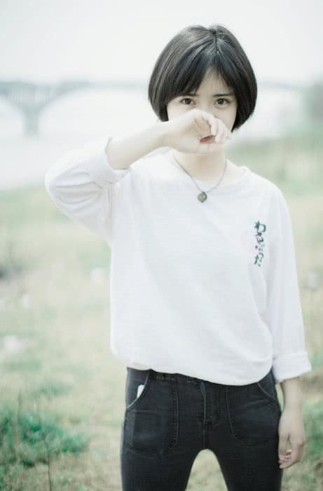 沈月就换了一双袜子，大长腿的属性就“暴露”出来了