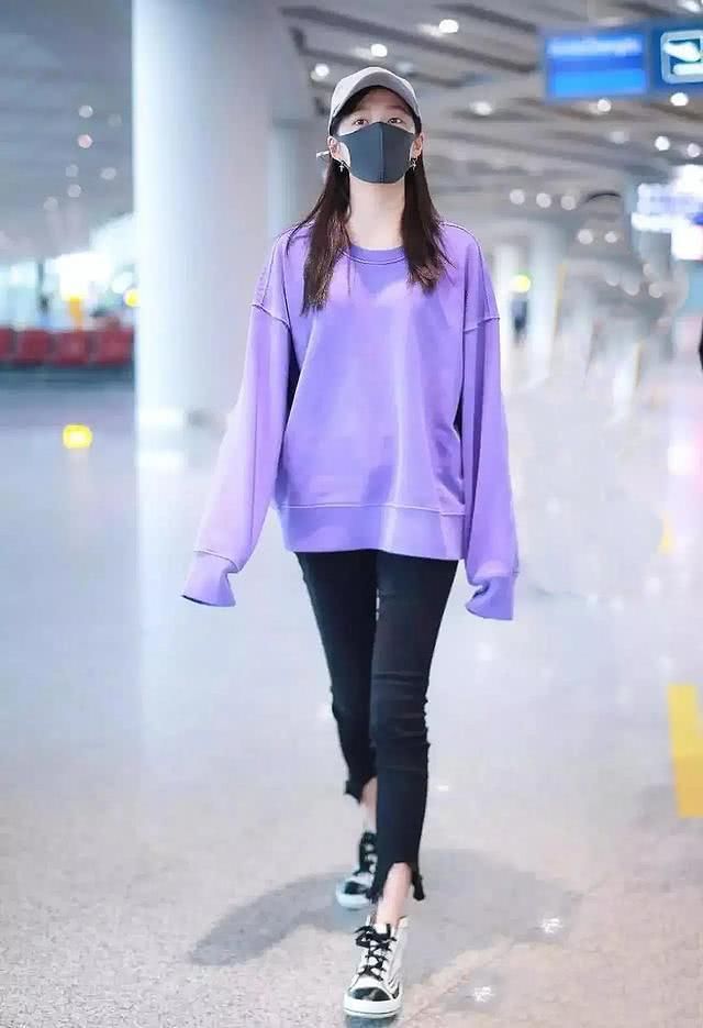 『开叉裤脚』卷裤脚过时了,今年春夏流行的裤子长这样!小个子穿显高又时髦!