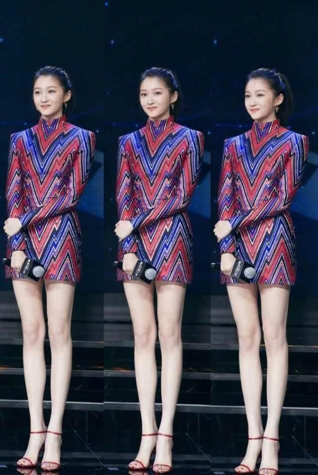 关晓彤参加活动穿黑色礼服秀美腿，网友：比旁边的老外还高半头