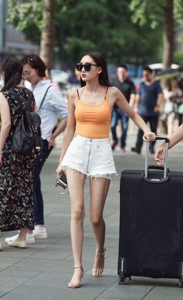 街访美女:请问你身上什么最大?女大学生的回答好直接