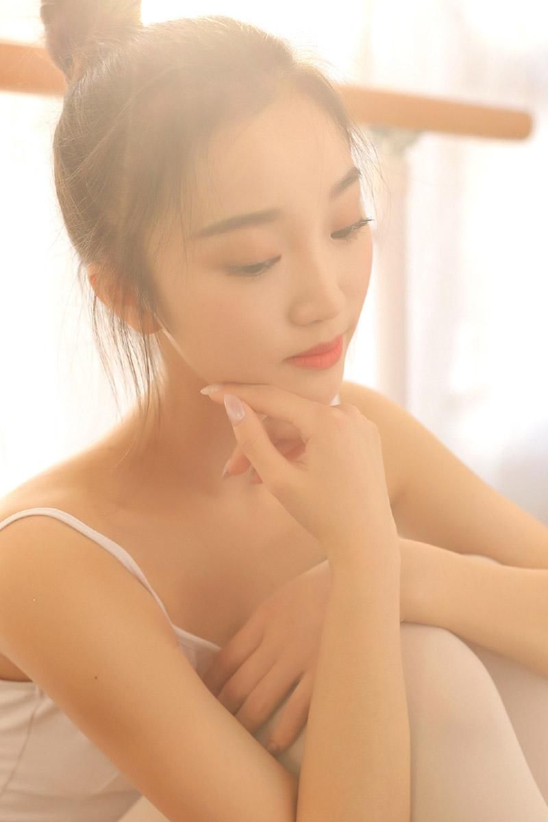 白丝美女吊带舞蹈服装性感图片