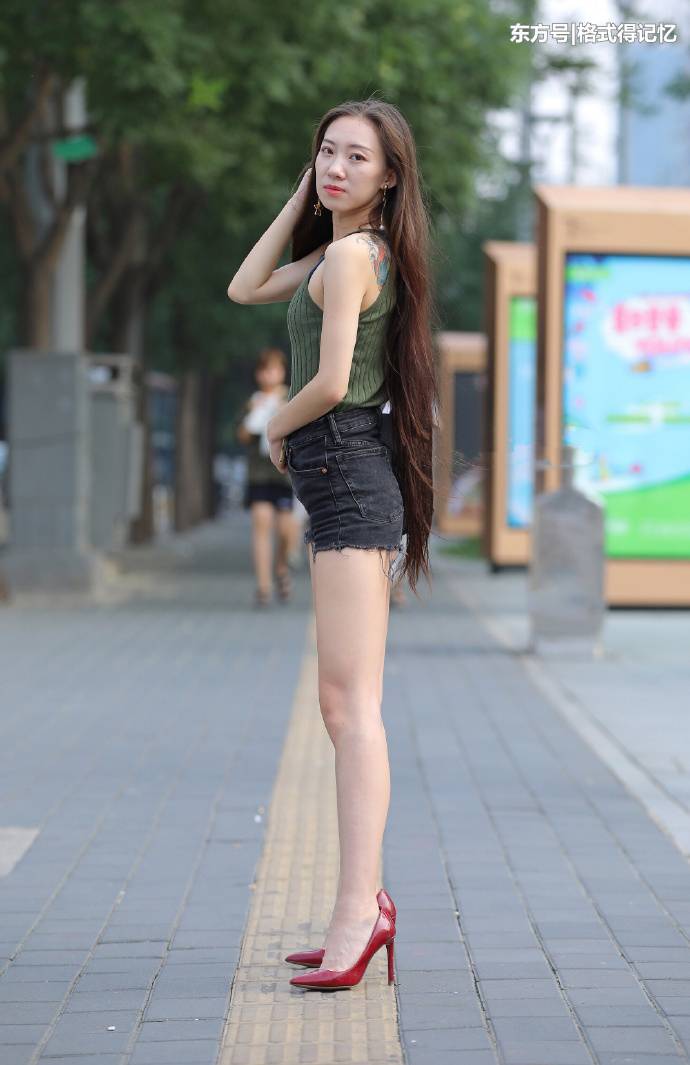 街拍：大长腿美女给人的视觉感都不一样，图5穿白衬衫不扣真美！