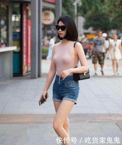 『天使』街拍美女:有着天使笑容的小姐姐,美搭时尚热裤,更显女人魅力!