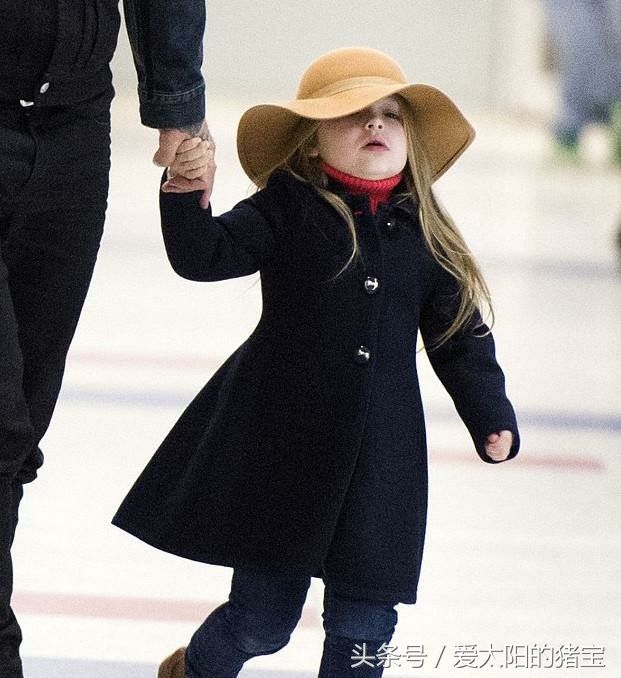 贝嫂实在太会搭配了:即使是黑色的衣服，也能将小七打扮成洋娃娃