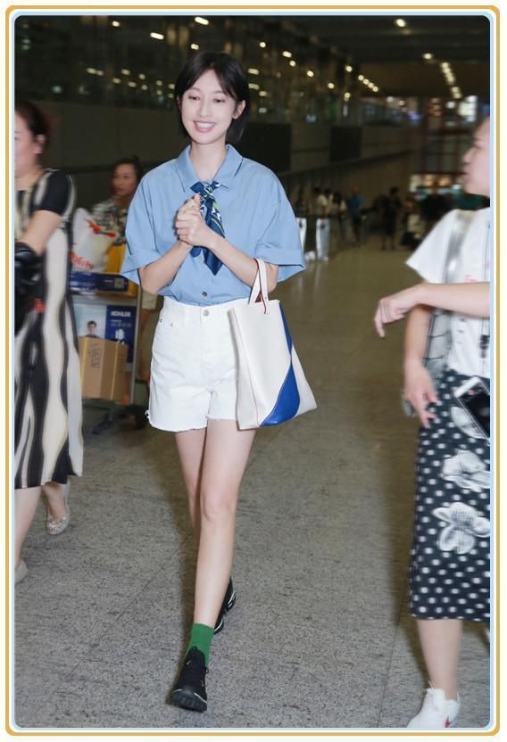 张俪的时尚看不懂！穿凉拖鞋却配羊毛袜，网友：我穿就是一傻子！