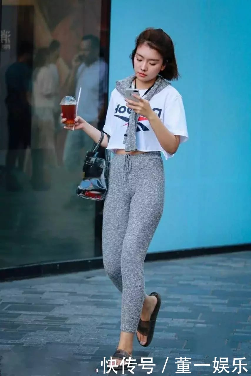 甜美小姐姐小白T的穿搭清新俏皮，搭配紧身裤大秀S曲线