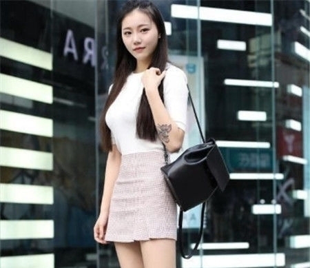 碎花:街拍:一袭白色碎花连体裙,傲人的气质,更显阳光活力美