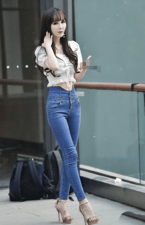 女人|街拍:这种“U”型裤子真修身,只适合体重90斤的女人穿,美艳无比!