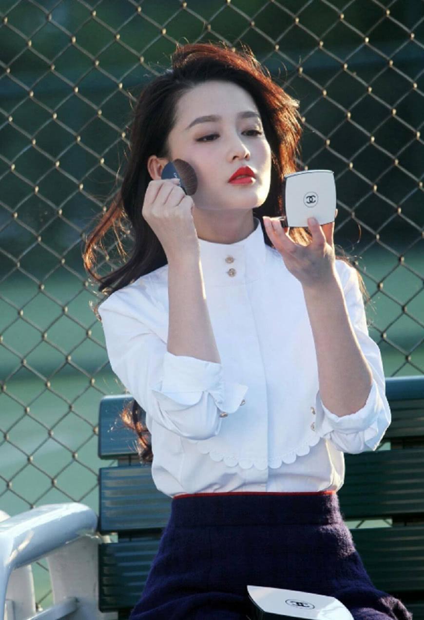 李沁真敢穿, 裙子短到走路都不方便, 网友: 敢坐下吗?