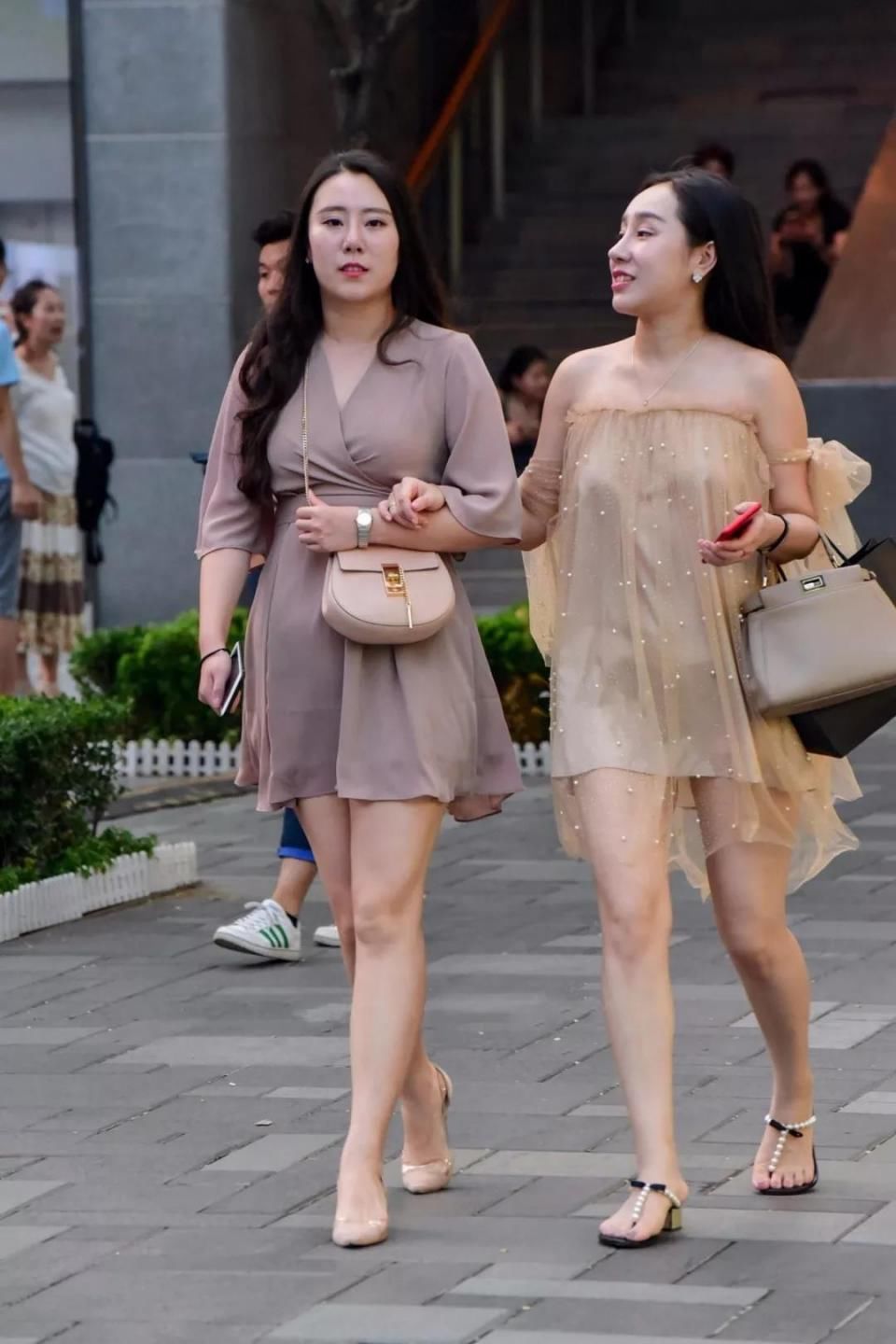 街拍：在街头体态风韵温柔性感的美女