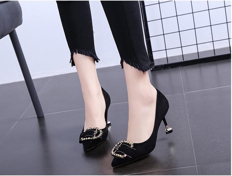 具有古韵味而又不失性感的尖头细跟高跟鞋