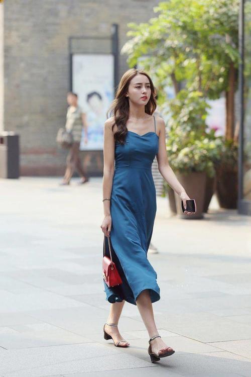 凹凸丰腴的紧身裤美女，展现女人的知性美气质，绽放女性的野性美