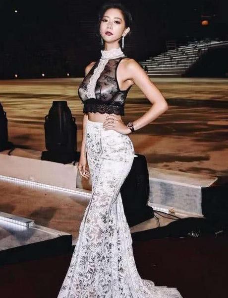 她被称为“亚洲第一美”，凹凸曲线身材美艳众人，这双腿简直逆天