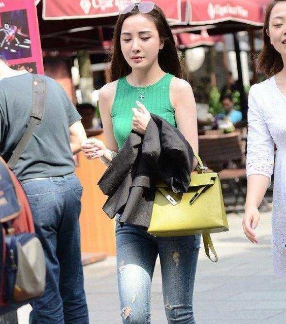 『美女』街拍:面带微笑的美女,一件毛绒外套配米色开叉裙,时尚女神气质