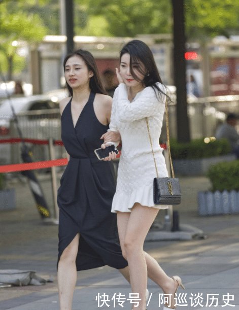  『显眼』姐妹花一个穿黑色一个穿白色，是为了出街更显眼吗