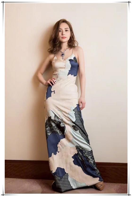 阿娇机场放飞自我！竟把U型锁当项链戴，网友：结完婚像换了个人