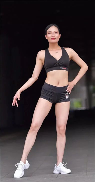 健身的大姐姐，黑色弹力运动衣展现完美身材，动作撩人心扉