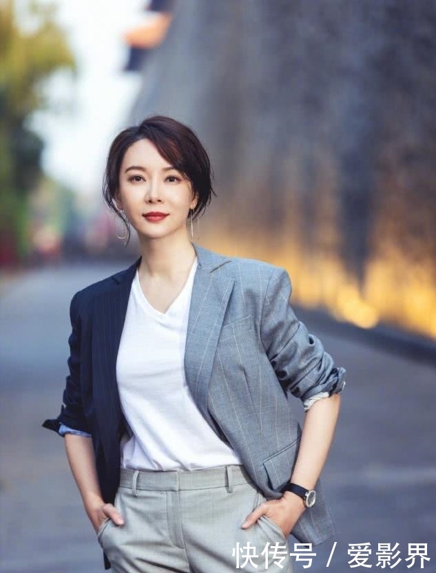 『巴掌』她是董卿心中优雅女人典范,43岁气质好,一袭红裙凸显“巴掌腰”