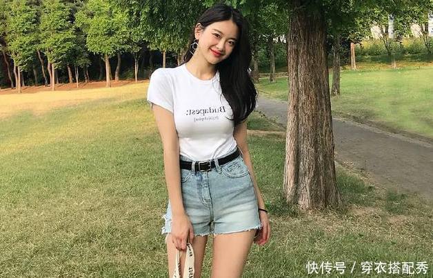 靓丽搭配的牛仔裤美女，身材紧致，美得无可挑剔！